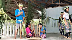 Suku dalam pengertian adat ialah anggota masyarakat yang terbentuk daripada kelompok keturunan yang daripada sebelah ibunya. Menyusuri Adat Kehidupan Orang Asli Temuan Kampung Tohor Negeri Sembilan Jejakakaula