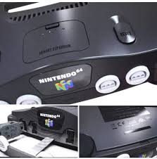 任天堂64（日文︰ニンテンドウ ６４，英文︰nintendo 64），也被简称为n64，曾用名nintendo ultra 64，设备代号nus，开发代号project reality（真实计划），是任天堂公司推出的第五代家用游戏机。 è°£è¨€ ä»»å¤©å ‚64 Classic Editionç…§ç‰‡æ³„éœ² ä»»å¤©æ±¤