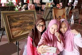 Logo smp n 2 garut yang baru , buat teman teman yang ingin membuat tugas atau yang ingin memiliki logo smp negeri garut bisa di copy saja :) salam pramuka. Peringati Hardiknas Lukisan Karya Sukarno Dipamerkan