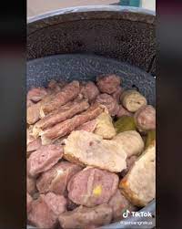 Sebuah spanduk bertuliskan siomay pig terpajang di gerobak tersebut. Bikin Salut Pria Ini Blak Blakan Jual Siomai Babi Pakai Gerobak Sederhana Suara Jateng
