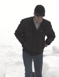 65-year-old man waits every day for his friend to crawl out of this hole and greet him – when we see what pops up, we can't help but smile... 😊 ❤️ Check