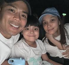 Alahai sopan santun je Lara, dah boleh hidang makanan untuk daddy, sweet  sangat.. ”