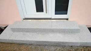 Mit Blockstufen Aus Naturlichem Granit Uberwinden Sie Hohenunterschiede Dezent Passen Sich Granitstufen Dem Ersch Creative Gardening Garden Design Diy Garden