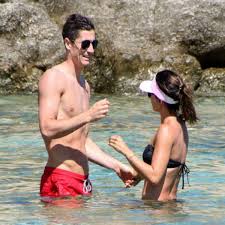 Anna lewandowska (robert lewandowski's wife) robert lewandowski is known for being bayern munich's golden striker, but what about his wife? Bayern Munich Star Robert Lewandowski S Stunning Wag Wows On Greek Beach Daily Star