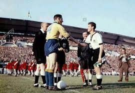 Sweden 3 West Germany 1 In 1958 In Gothenburg Captains Nils Liedholm And Hans Schafer Meet Before The World Cup Semi Fi Soccer Team World Cup 1958 World Cup
