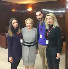 După ce a povestit că se combat inundaţiile cu irigaţii, premierul viorica dăncilă a confundat podgorica cu priştina! Premierul Viorica DÄƒncilÄƒ Gest Impresionant Doamna Viorica DÄƒncilÄƒ A Scris De ManÄƒ Cateva Foi A4