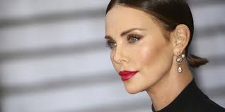 Όταν η σαρλίζ θερόν είδε την ταινία «black panther» αισθάνθηκε πολλά περισσότερα από ικανοποίηση για το τελευταίο δημιούργημα των marvel studios. H Tolmhrh Allagh Sta Mallia Ths Sarliz 8eron To Hair Look Poy Afairei Xronia Apo To Proswpo Eikones Gynaika Iefimerida Gr