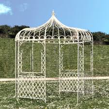 La gloriette est une construction romantique qui épouse la forme d'une grande cage à oiseaux, souvent arrondie. Tonnelle Gloriette Kiosque Jardin Blanc Fer Chemin De Campagne