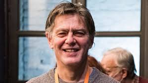 Testre vetített könyvlapok