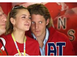 Lei non vuole certo far sapere che è lì! Lapo Elkann Da Martina Stella A Moran Atias Tutte Le Fidanzate Celebri Tra Amori Veri E Flirt Corriere It