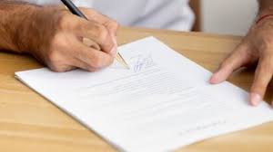 Chaque parent titulaire de l'autorité parentale peut demander un titre d'identité pour son enfant mais celui chez qui l'enfant n'habite pas doit fournir le justificatif de domicile de l'autre parent. Attestation D Hebergement Tout Savoir Pour Bien La Rediger Femme Actuelle Le Mag