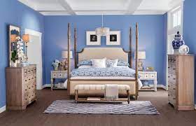 In a large bedroom, remember to scale up furniture whenever possible. Rc2kykvrczpjdm