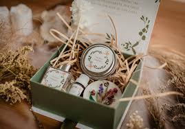 Produk mewah habis pakai untuk merayakan kehidupan pengantin baru sangat cocok untuk dijadikan hadiah tanpa meninggalkan perasaan segan. Hindari Memberikan Kado Pernikahan Ini Kepada Sahabat Idewedding