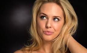 Rising Star Kelly Bartram: “Let's find a way to become more connected  offline”