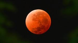 البحر من الظواهر الطبيعية التي نحبها ونعشقها في الحقيقة، لذلك إذا رأيناه في المنام أو الحلم تطمئن قلوبنا، ولكن هل تفسير البحر في المنام كله خيراً لنا، أم أن هناك أموراً لابد ان نفهمها في تفسيرات كتب الأحلام؟ هذا ما نتعرف عليه خلال السطور القليلة القادمة. ØªÙØ³ÙŠØ± Ø±Ø¤ÙŠØ© Ø§Ù„Ù‚Ù…Ø± ÙÙŠ Ø§Ù„Ù…Ù†Ø§Ù… Ù„Ø§Ø¨Ù† Ø³ÙŠØ±ÙŠÙ† Ø§Ù„ÙˆÙƒØ§Ù„Ø© Ù†ÙŠÙˆØ²