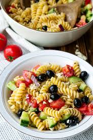 Griechischer Nudelsalat Mit Oliven Gurken Tomaten Und Feta Rezept Griechischer Nudelsalat Nudelsalat Salat