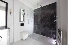 Badezimmer Aus Marmor Mit Duschabteilung Badezimmer Ebenerdige Dusche Modernes Badezimmer