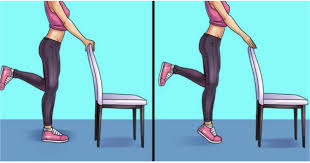Demonstração de exercício para equilíbrio idosos utilizando cadeira como apoio
