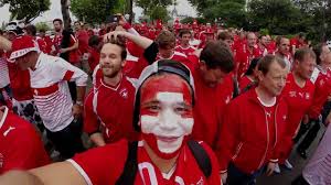 Kommt bald auch die schweizer gefangene natallia hersche frei? Oh Embolo Song Schweizer Fanmarsch Paris Euro 2016 Swiss Fans Take Over Paris Youtube