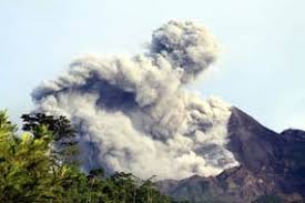 Gambar ini mempunyai lesen hak cipta dan tersedia untuk penggunaan komersial. Dari Solo Semburan Merapi Terlihat Seperti Cendawan Raksasa