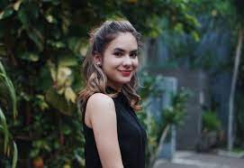 Gaya liburan artis memang istimewa ya. 9 Gaya Rambut Artis Indonesia Ini Bisa Jadi Referensi Buat Ke Kampus