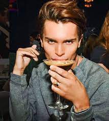 Maybe you would like to learn more about one of these? Koen Kardashian Van Dijk Slachtoffer Van Brute Roofoverval Show Ad Nl