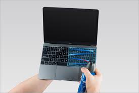 Rinse the screen off with a damp cloth when you're finished scrubbing it. Die Tastatur Ihres Macbook Oder Macbook Pro Reinigen Apple Support De