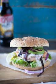 Hamburger Au Saumon Avocat Et Sauce Au Yaourt Hamburger Au Poisson Alimentation Cuisine Et Boissons