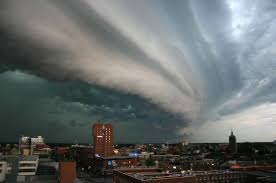 De buien kunnen intens zijn, met hagel en zware windstoten. Onweer Wikipedia