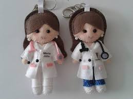 Medica E Fisioterapeuta Em Feltro Chaveiros Ou Enfeites De Carros Medicine Medico Medicos Cheveirosdefeltro Le Felt Dolls Felt Crafts Patterns Felt Toys