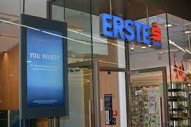 Den ganzen tag viele kunden. Hauptbahnhof Erste Bank Wien Schako