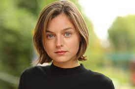 Emma corrin, 25, played the princess of wales on the fourth season of the show. Newcomer Actress Emma Corrin Beautiful I Think She Looks Like Jodie Foster The Crown Season My Hair Short Hair Styles