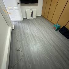 Grey vinyl flooring offers the perfect blend of style, durability, and  practicality. Its versatile neutral tone complements a wide range of  interior design styles, from minimalist to modern.💫 𝐖𝐡𝐲 𝐂𝐡𝐨𝐨𝐬𝐞  𝐆𝐫𝐞𝐲 𝐕𝐢𝐧𝐲𝐥