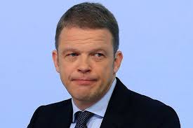 Im juli 2011 gab die deutsche bank bekannt, dass anshu jain gemeinsam mit jürgen fitschen am 1. Ratingagenturen Bereiten Neuem Deutsche Bank Chef Frostigen Empfang Unternehmen 30 04 2018 Fonds Professionell