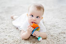 Wir haben alle infos für dich wann ist mein baby bereit für den hochstuhl? Schielen Bei Babys Lieber Fruh Checken Lassen Eltern De