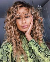 20 foto ispirazionali per sfoggiare i capelli scalati durante la . Capelli Scalati Lunghi Medi E Corti I Tagli Per L Autunno Inverno 2019