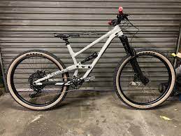¡la pintura graphite blue hacen de esta clash una bici atemporal y original! Upgraded Commencal Clash Origin 2020 Shadow23 S Bike Check Vital Mtb