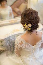 ショートヘア花嫁様におすすめのまとめ髪 ヘッドアクセにお花を選べば かわいさ増し増しで wedding weddinghair 結婚式 ヘアスタイル 花嫁ショートヘア 花嫁 結婚式ショートヘア