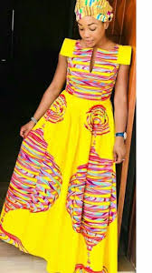 Le modèle de la robe est déjà très jolie mais la touche de tissu brillant doré vient relever la couleur du tissu pagne. Pin By Alfred Ezembe On Proudly African African Design Dresses Latest African Fashion Dresses African Traditional Dresses