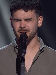 Diego emociona al cantar 'La quiero a morir' en La Voz