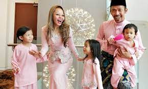 Kami akan tampilkan bekas pemenang kategori vokal terbaik pertama hinggalah tahun lalu. 10 Tema Raya Sedondon Selebriti Yang Menjadi Pilihan