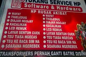 Siapa orang yang bisa mendapatkan spanduk service hp? Potret Spanduk Tukang Servis Hp Ini Lawak Abis