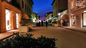 Eleganti tende bianche si susseguono ordinate a creare un ambiente rilassante e conviviale, secondo il tipico stile della versilia. Forte Dei Marmi What To See Shops In The Center Beaches And Discos Holidays In Versilia