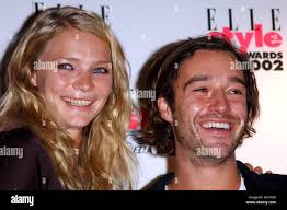 Celebrity smiling arm around hi-res stock photography and images