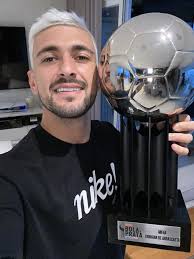 Arrascaeta e sua bola de prata. Mais uma para coleção. Junto com Claudinho,  foi eleito o melhor meia do Brasileirão.