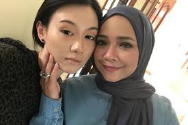 Memulakan kerjaya hiburan di singapura, sya muncul dalam beberapa kredit televisyen dan filem termasuk love you you (2011). Selepas Satu Persatu Drama Nama Daniella Sya Makin Dikenali Hot Fm