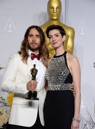 Jared leto and anne hathaway are hard at work on the set of their new appletv+ series, wecrashed. Jared Leto And Anne Hathaway Backstage Oscars 2014 Winners And The Ceremony Classic Fm