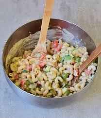 Gemüse was schmeckt und etwas wurst was kindern schmeckt. Veganer Nudelsalat Einfach Gesund Olfrei Ohne Mayo Elavegan Rezepte