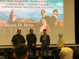 Antara drama dibintanginya seperti selafaz cinta, air mata di bumi matador, lelaki kiriman tuhan, dosanya perempuan, kelip kelip kota london, geng tadarus, anugerah cinta aisyah dan banyak lagi. Presentacion De La Serie De Tv Air Mata Di Bumi Matador Con La Participacion Y Colaboracion De La Fundacion Mezquita De Sevilla Fundacion Mezquita De Sevilla Y Centro Cultural Islamico De