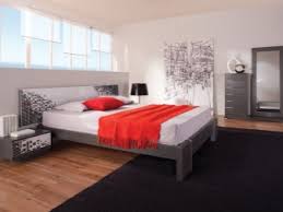 أثاث غرف النوم 91 صور أثاثات خفيفة في نمط بروفانس تصميم داخلي من الخشب الصلب مدمج مع أثاث داكن والذي يختار الأثاث الحديدي الجميل